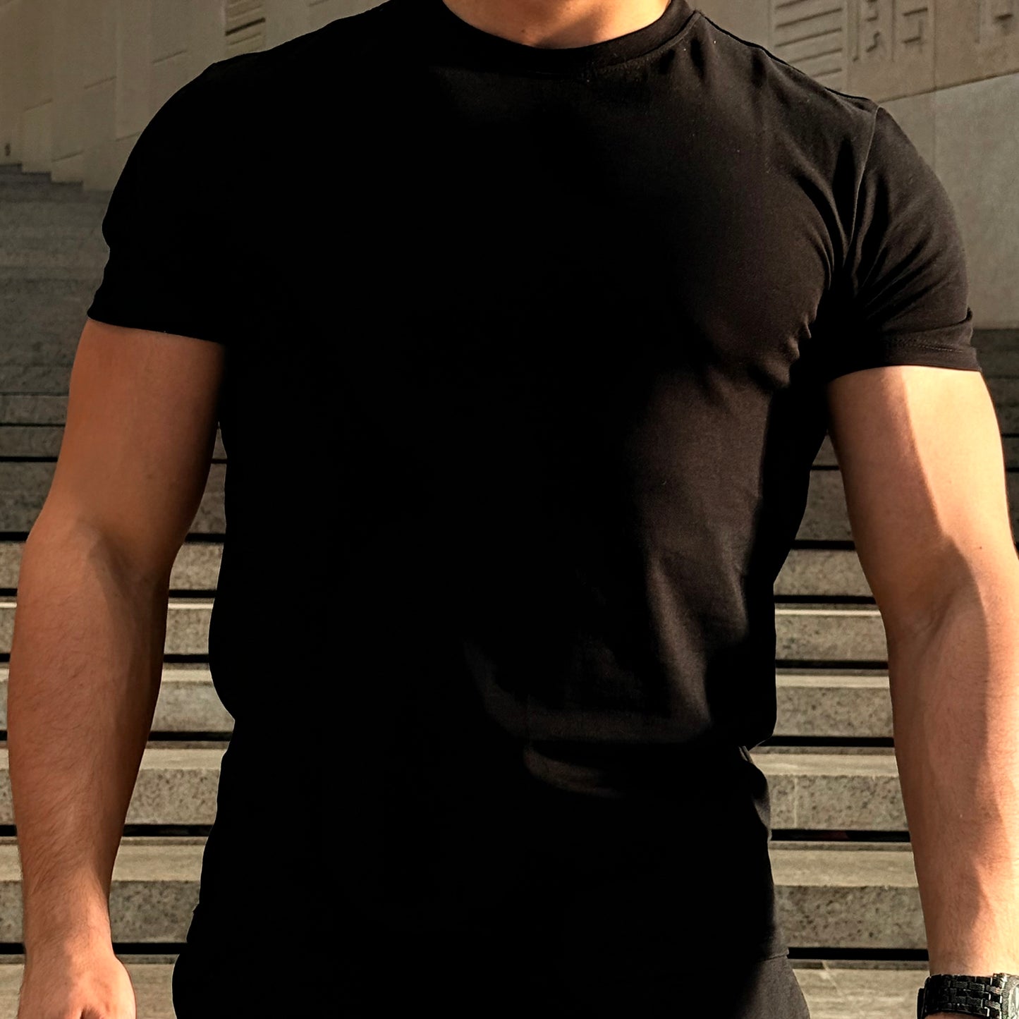 A FITTED ROUND TEE (black)