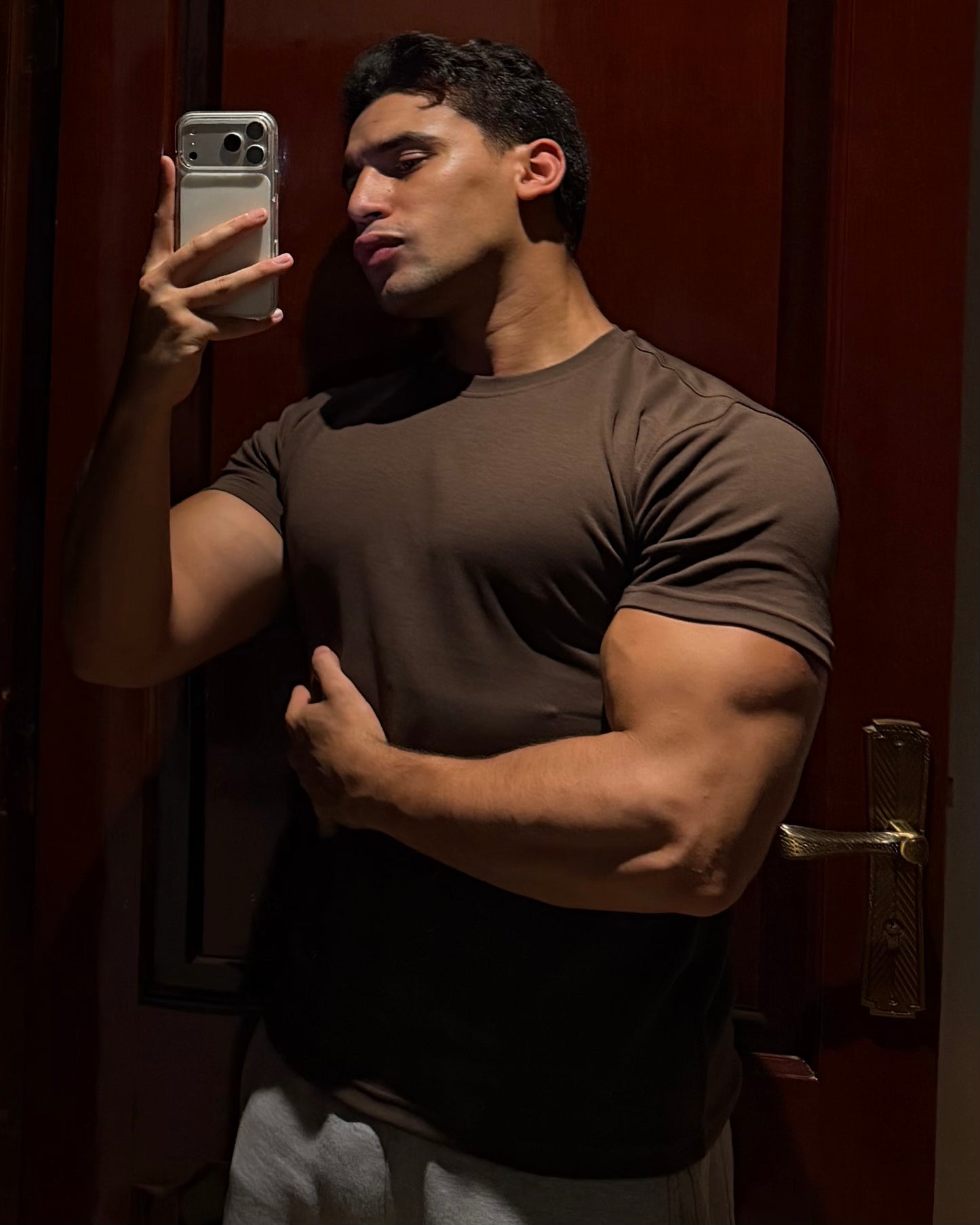 FITTED ROUND TEE (DARK BROWN)