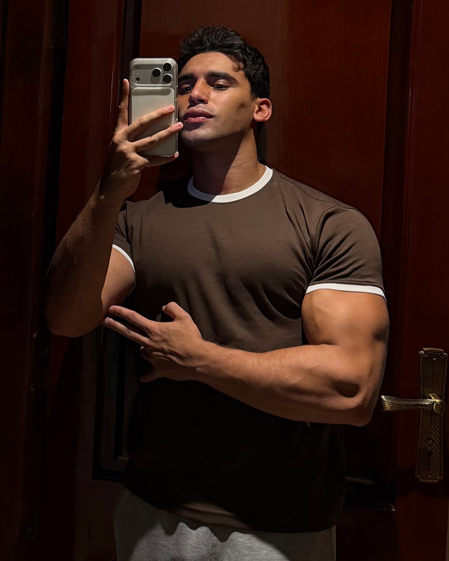 A FITTED RINGER TEE (DARK BROWN)