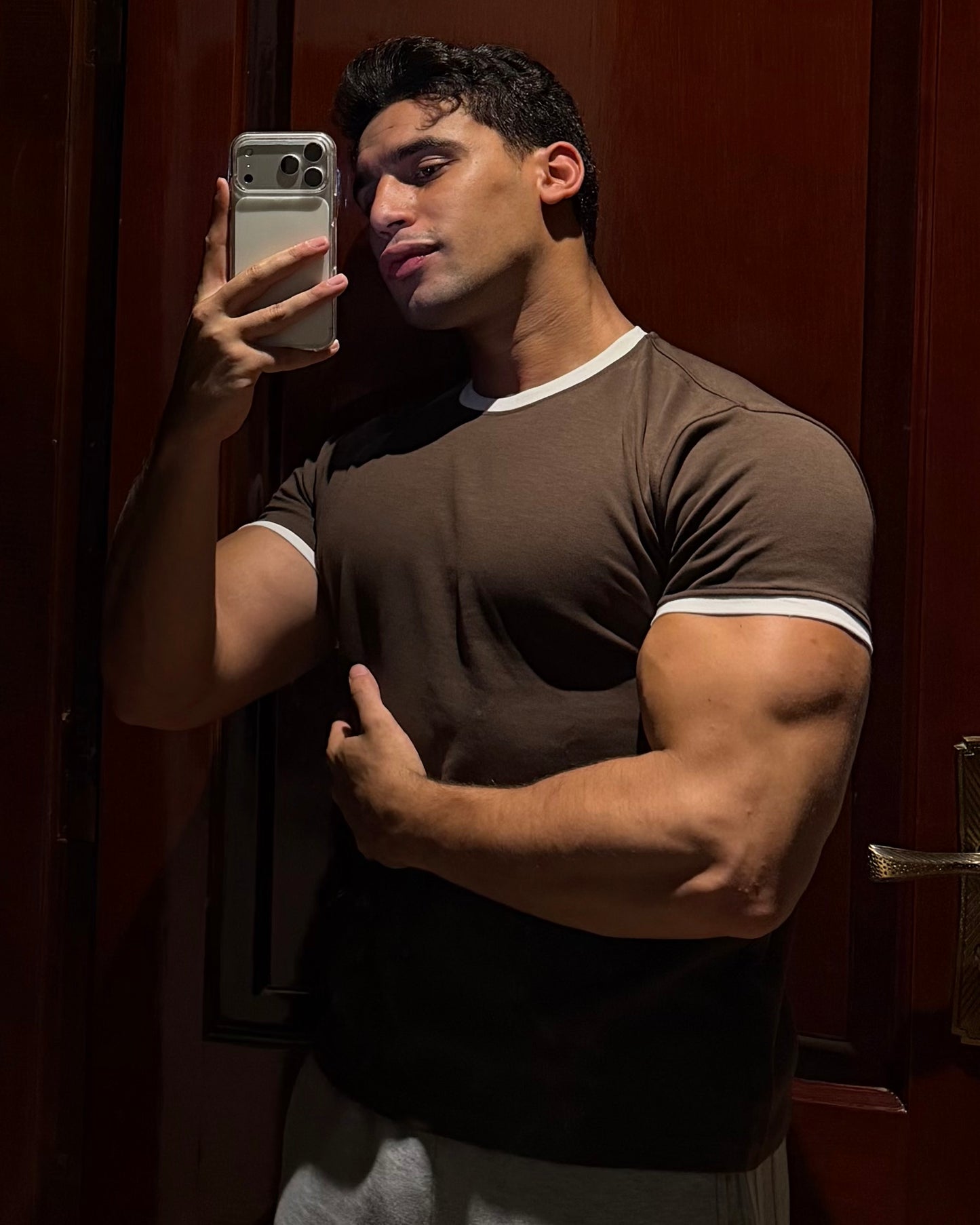 A FITTED RINGER TEE (DARK BROWN)