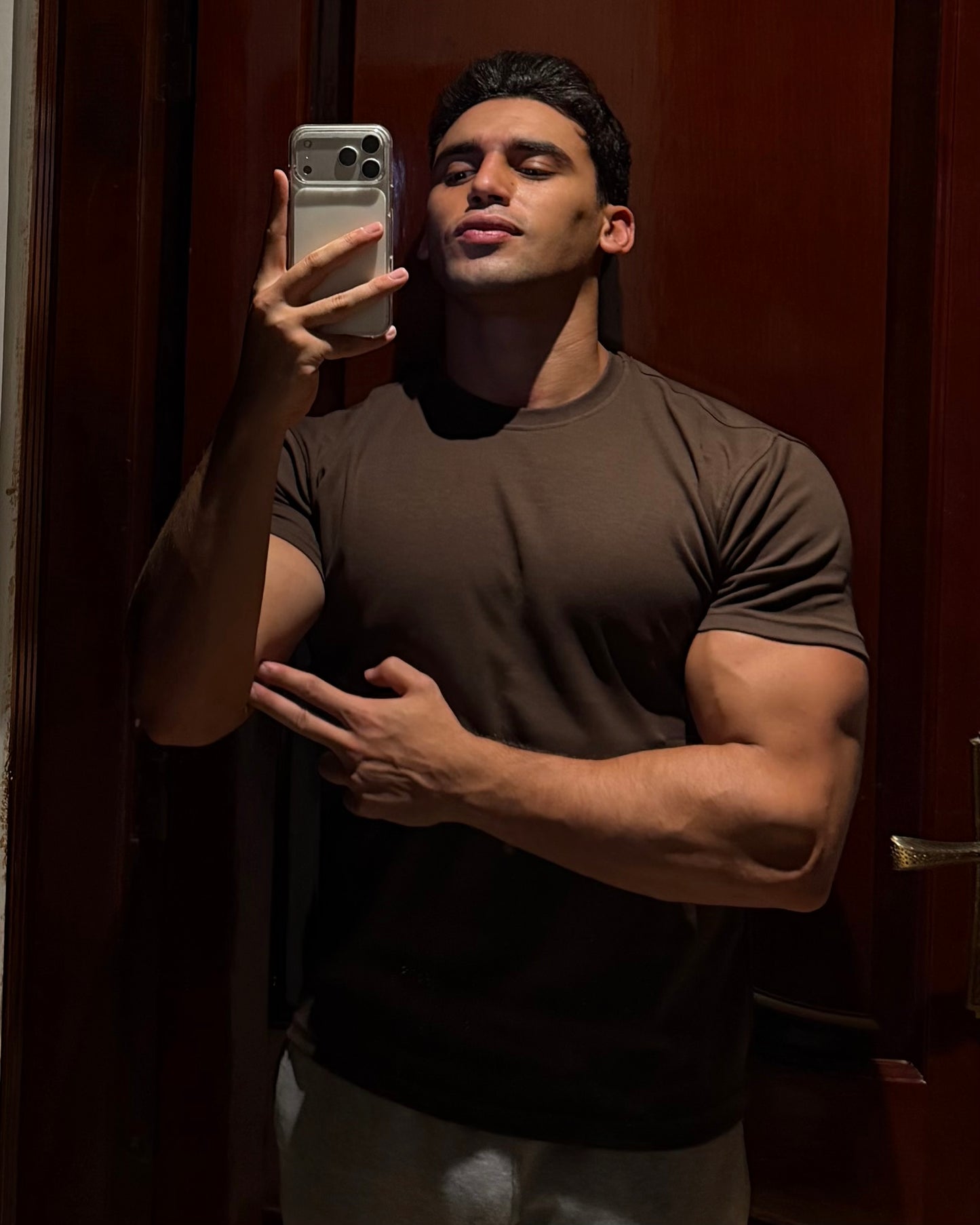 FITTED ROUND TEE (DARK BROWN)